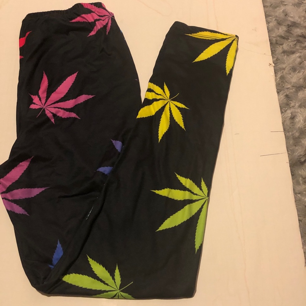 Weed Leaves Leggings